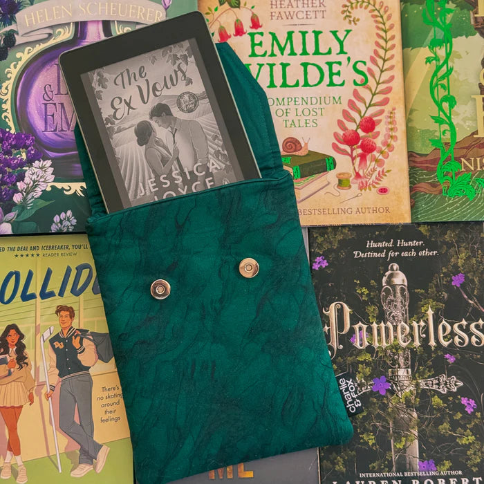 Emerald Green Padded E-reader Sleeve (Wide Size Kindle Oasis/Kobo Libra)